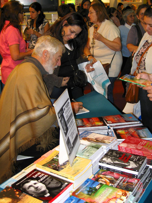 Mamerto Menapace y la gente en la Feria del Libro